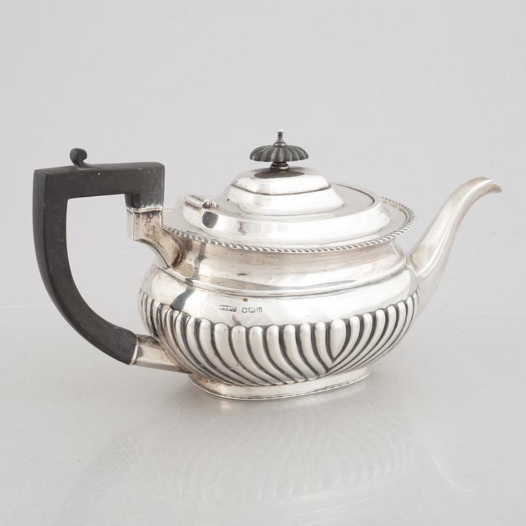 Te- och kaffeservis, 3 delar, samt sockerskål, silver, bl a E. Silver & Co, Sheffield, England 1946-47.