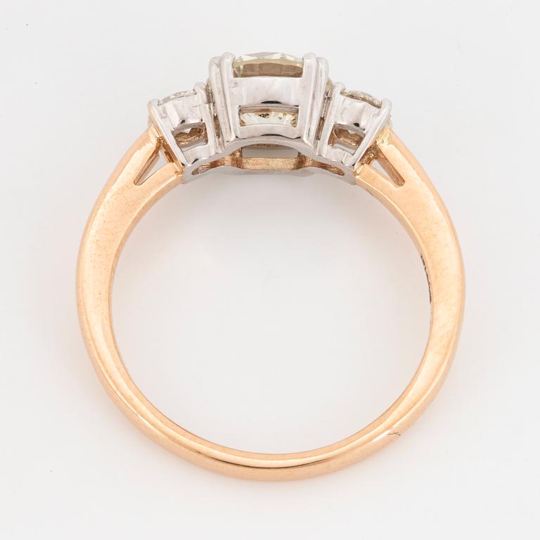 Brilliant-cut diamond three stone ring. GIA-report.