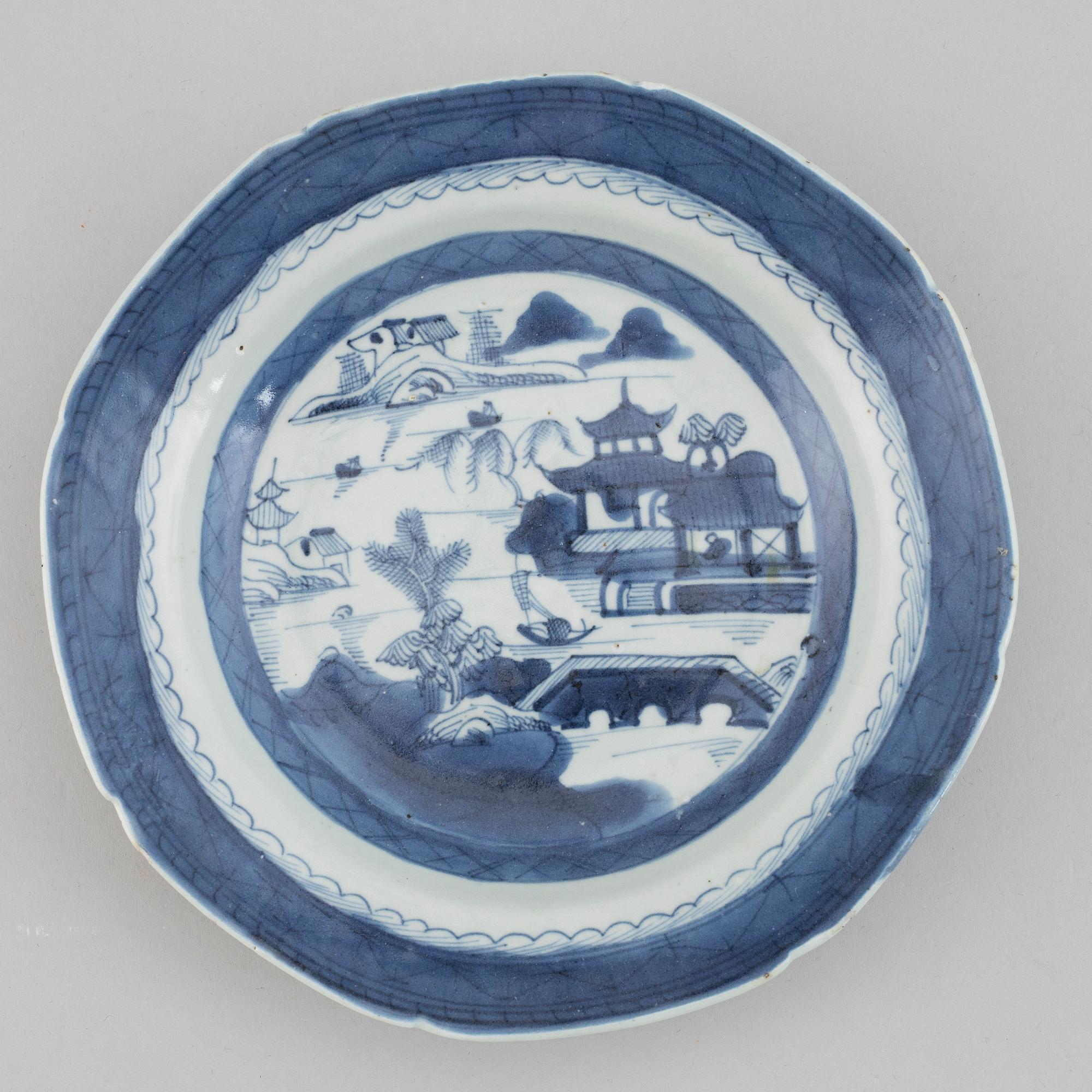 TALLRIKAR, 16 st, kompaniporslin. Qingdynastin, 1700-tal.