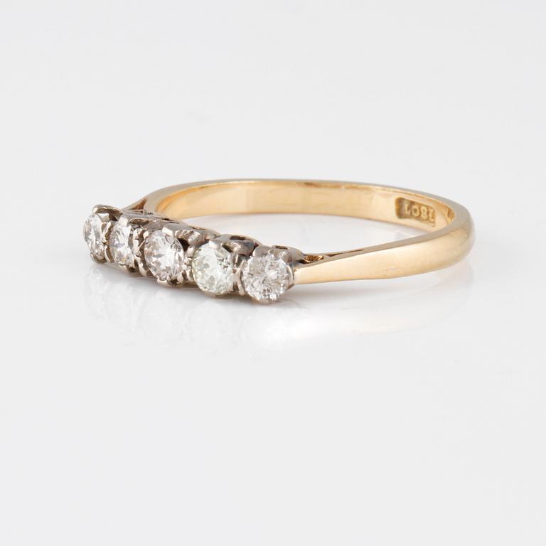 RING, 18K guld med 5 briljantslipade diamanter ca 0.35 ct. Vikt 2,5 gram.