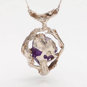 A silver necklace with an amethyst. Helsinki, mid 20th century.