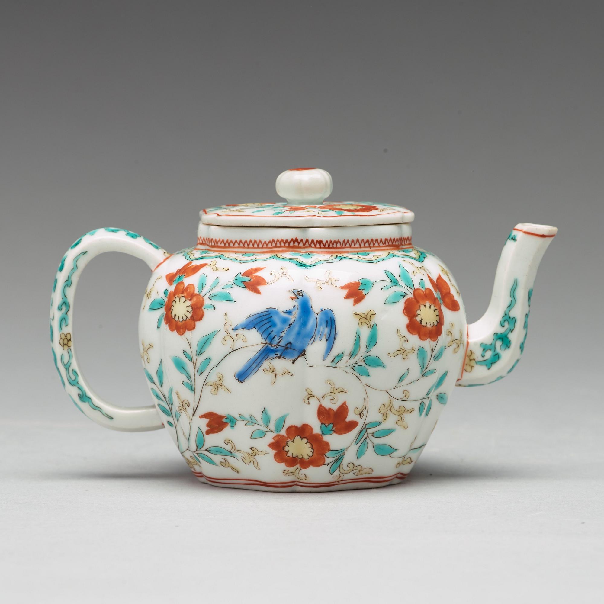 TEKANNA med LOCK, porslin. Qingdynastin, 1700-tal.
