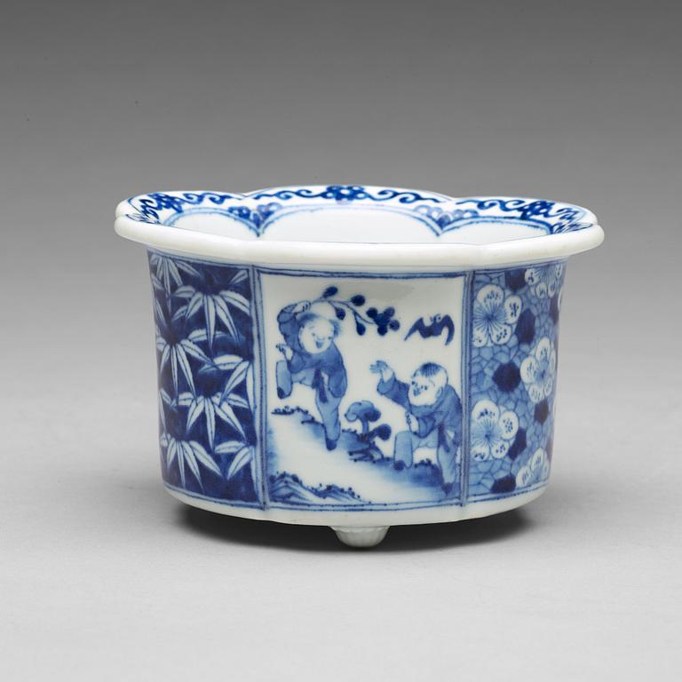 A blue and white pot/censer, Qing dynasty, circa 1700.