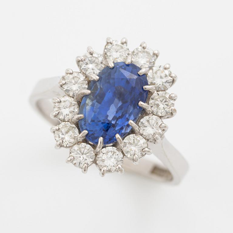 Ring, carmosémodell 18K vitguld med safir och briljantslipade diamanter.