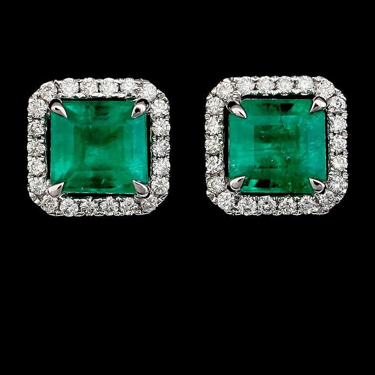 ÖRHÄNGEN, 1 par, 18 k vitguld, briljantslipade diamanter tot 0.21 ct, smaragder tot 1.74 ct. Total vikt ca 3,0 g.