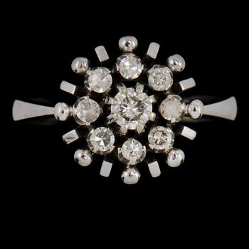 RING, 18k vitguld med 2 briljantslipade och 7 åttkantslipade diamanter, 1900-talets tredje kvartal. Vikt 5 g.