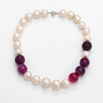 Pärlcollier, odlade pärlor och agatpärlor, 18K vitguld.