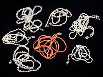 PÄRLCOLLIER, 7 st, odlade sötvattenspärlor samt korall.