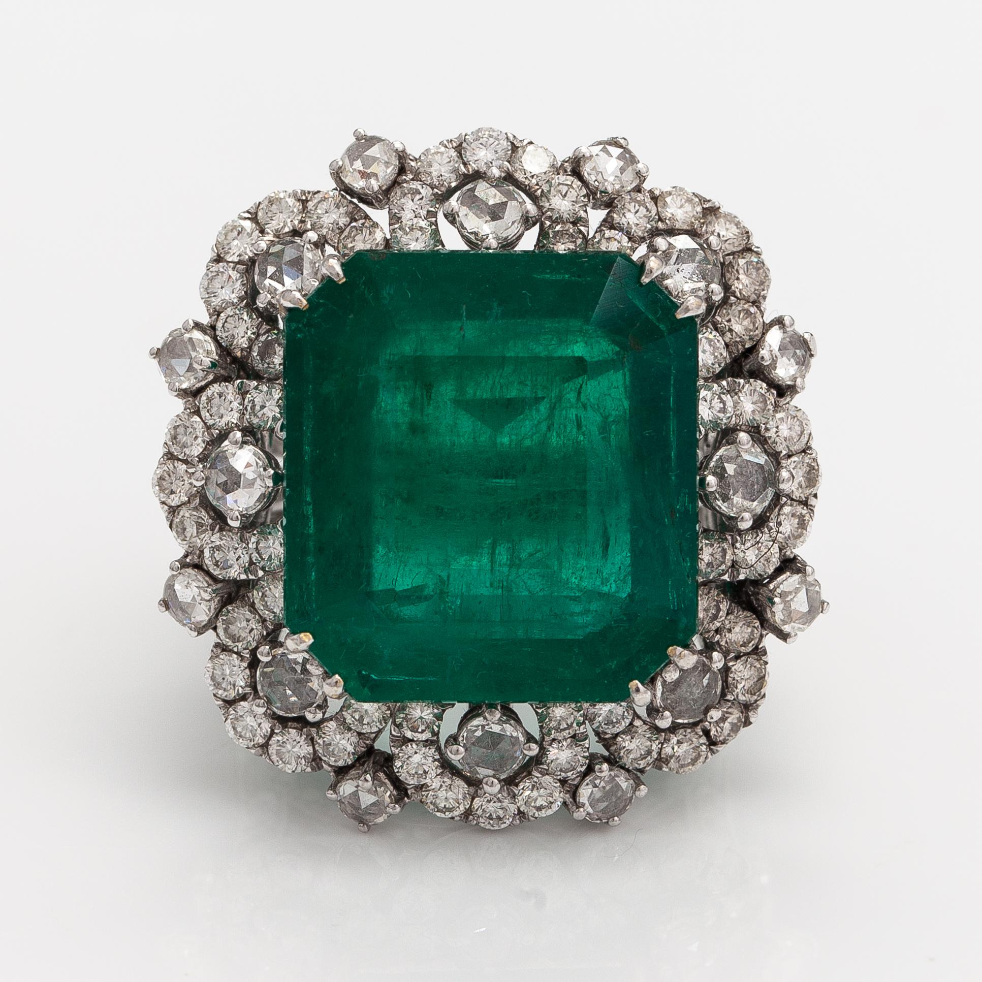 Cocktailsormus, 18K valkokultaa, smaragdi n. 20.37 ct ja ruusu- ja briljanttihiottuja timantteja n. 2.72 ct yht.