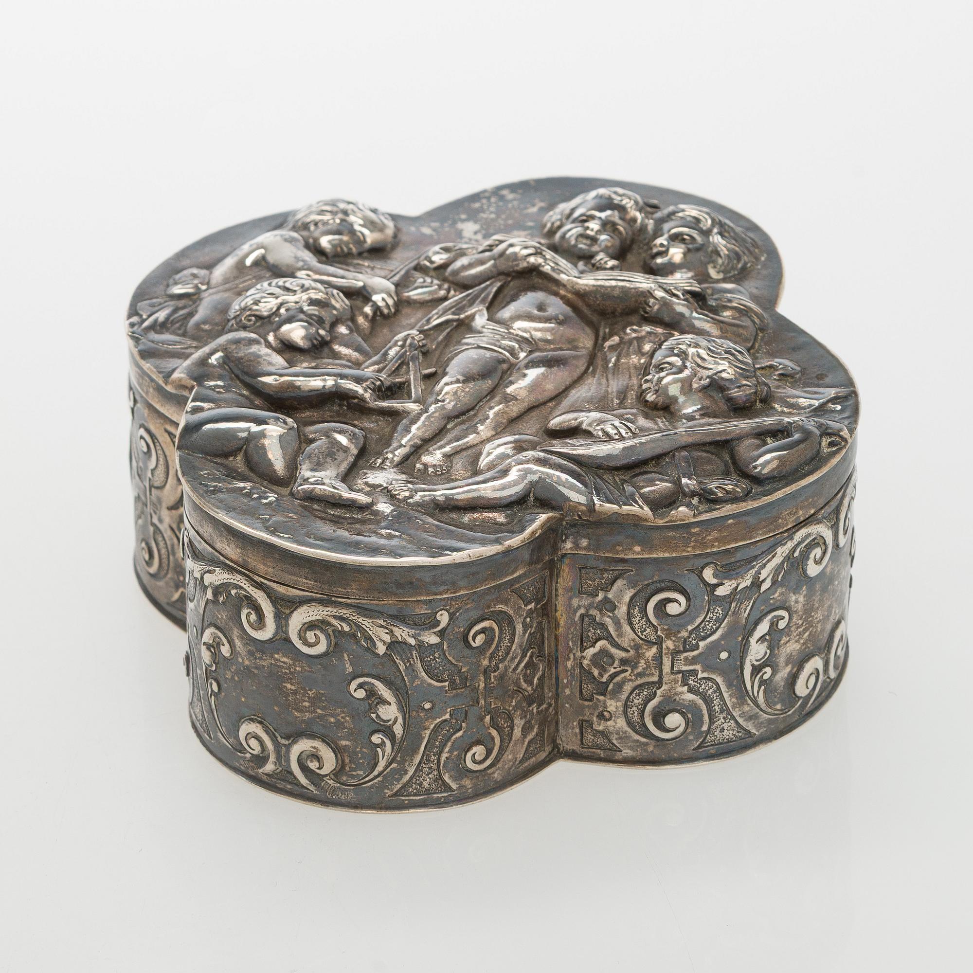 Breidenstein & Renaud, box with lid, silver, Frankfurt circa 1900.