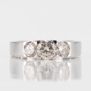 RING, vitguld 14K. Briljantslipade diamanter. Mittstenen 0,65ct, K/SI1 + sidostenarna tot. 0,70 ct. Vikt 4,6 g.