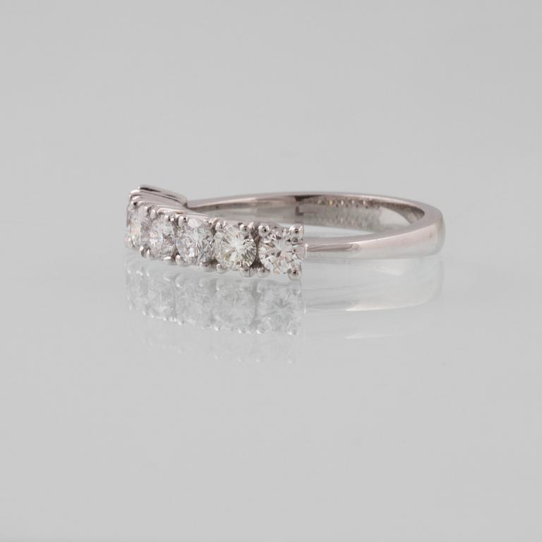 RING, 18K vitguld med 7 briljantslipade diamanter 1.01 ct, Milano, Italien. Vikt 3,7 gram.