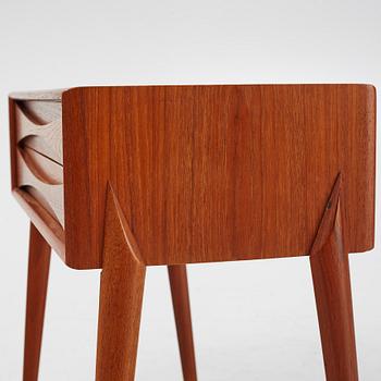 Rimbert Sandholdt, sängbord/ spegelbord
AB Glas &Trä Hovmantorp, 1959.