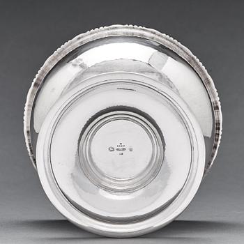 Georg Jensen, skålar 2 st, Köpenhamn  1915-1927 (otydligt), 830/1000 och 925/1000 silver, designnr 19 & 19A.