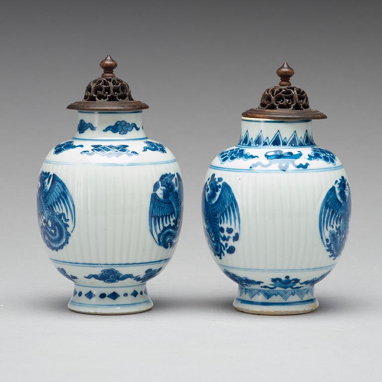 A pair of blue and white tea caddies, Qing dynasty, Kangxi (1662-1722).