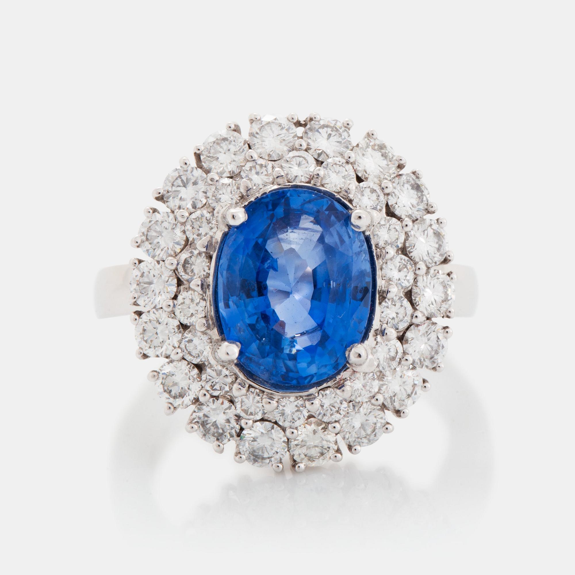 Ring 18K vitguld med en oval fasettslipad safir och runda briljantslipade diamanter.