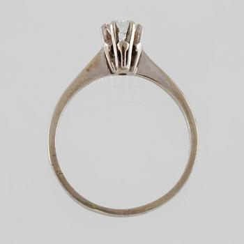 RING, 18K med en briljantslipad diamant 0.36 ct. Vikt 2,8 gram.