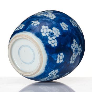 A blue and white tea caddy, Qing dynasty, Kangxi (1662-1722).