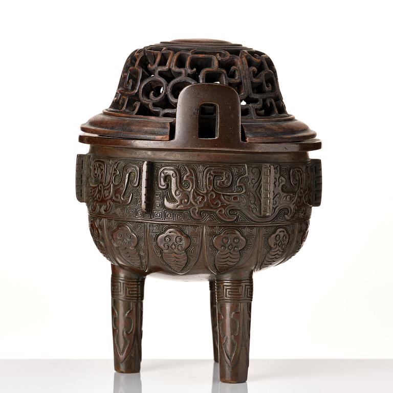 A bronze censer, late Qing dynasty.