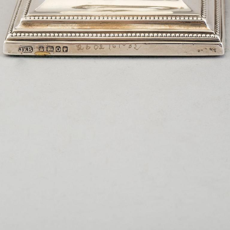 JAMES KABBERLING BEMBRIDGE, a pair of silver candlesticks from Sheffield, England, 1881.