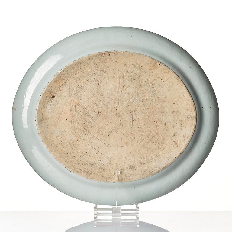 Praktfat, porslin. Qingdynastin, Kanton, 1800-tal.