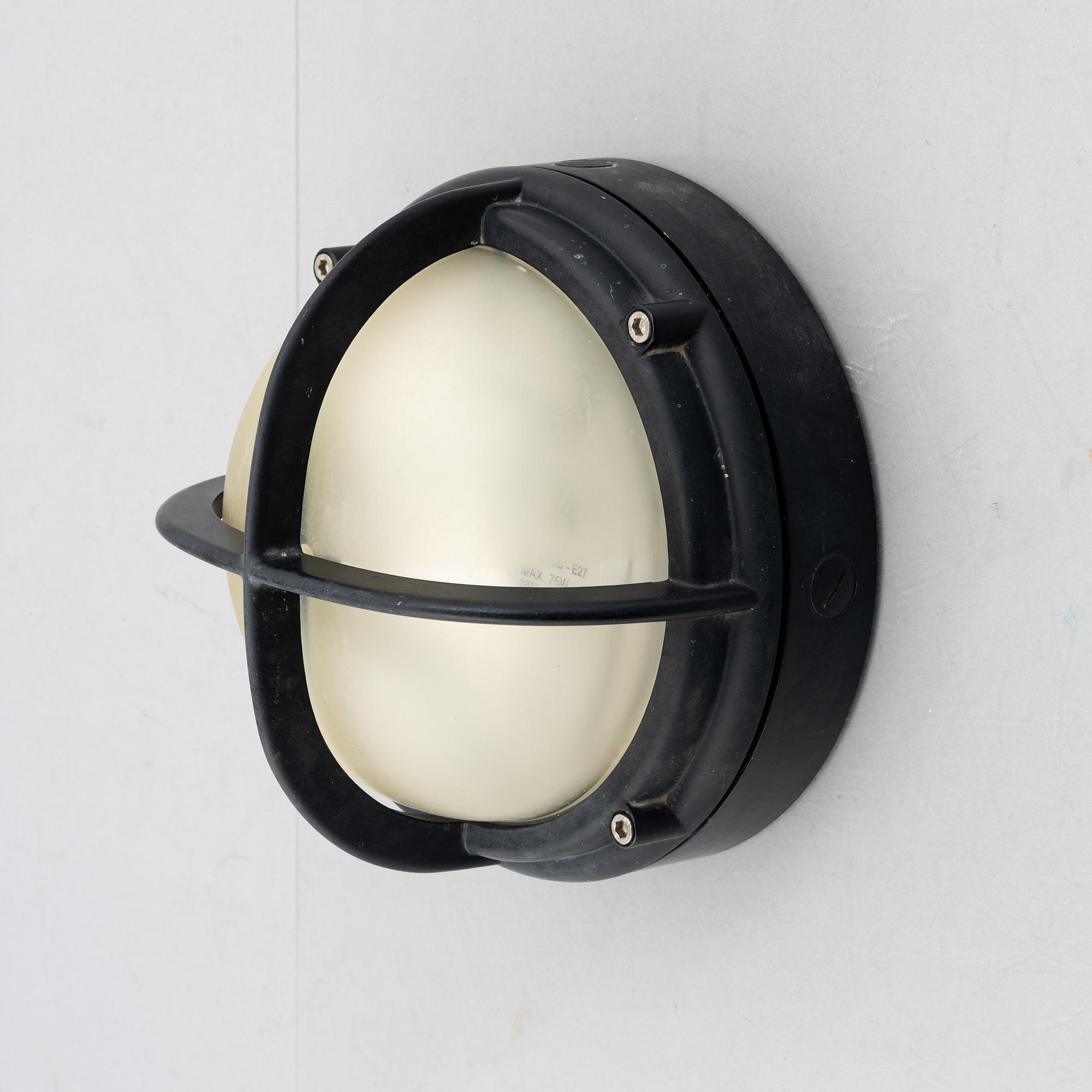 Lauritz Knudsen, vägglampa för utomhusbruk, "Skot", Louis Poulsen, Danmark.