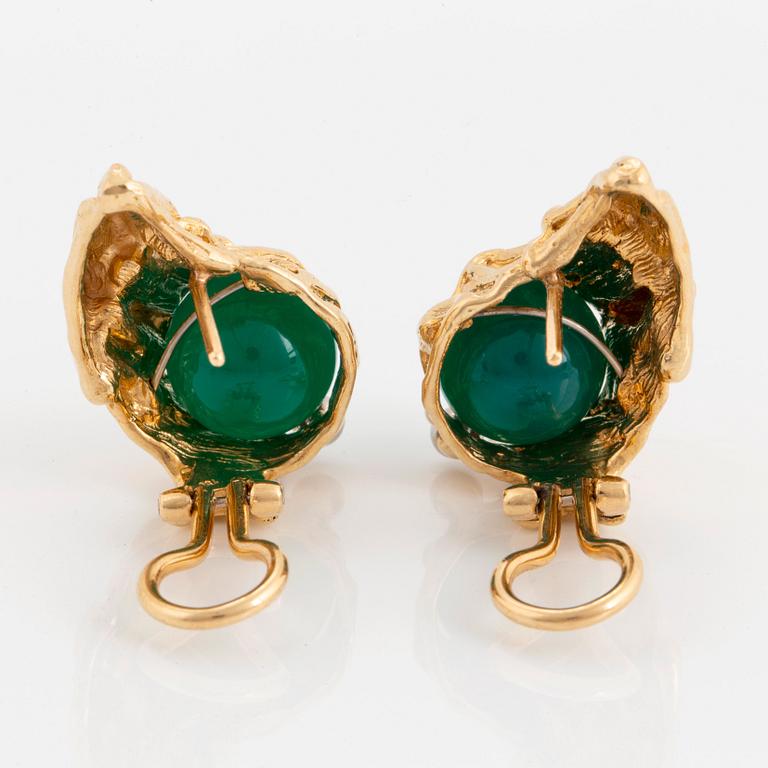 A pair of Gilbert Albert earrings in 18K gold set with chalcedony and round brilliant-cut diamonds.