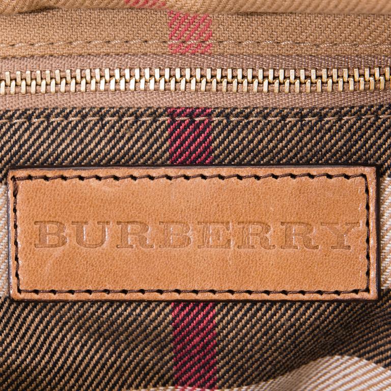 LAUKKU, Burberry.