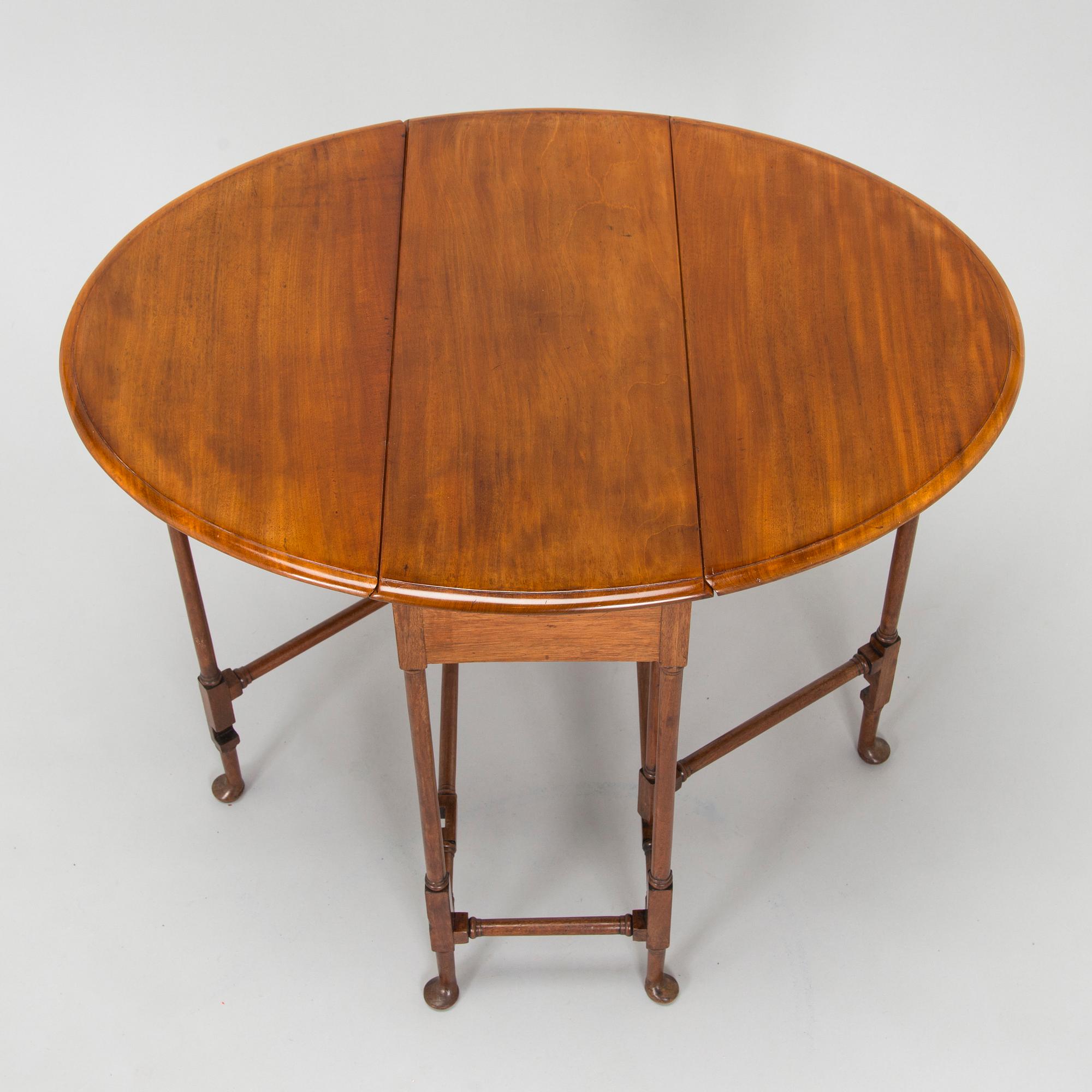 A 20th-century twin-gateleg table, England.