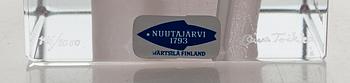 An annual glass cube, signed Oiva Toikka Nuutajärvi 1985, numbered 146/2000.