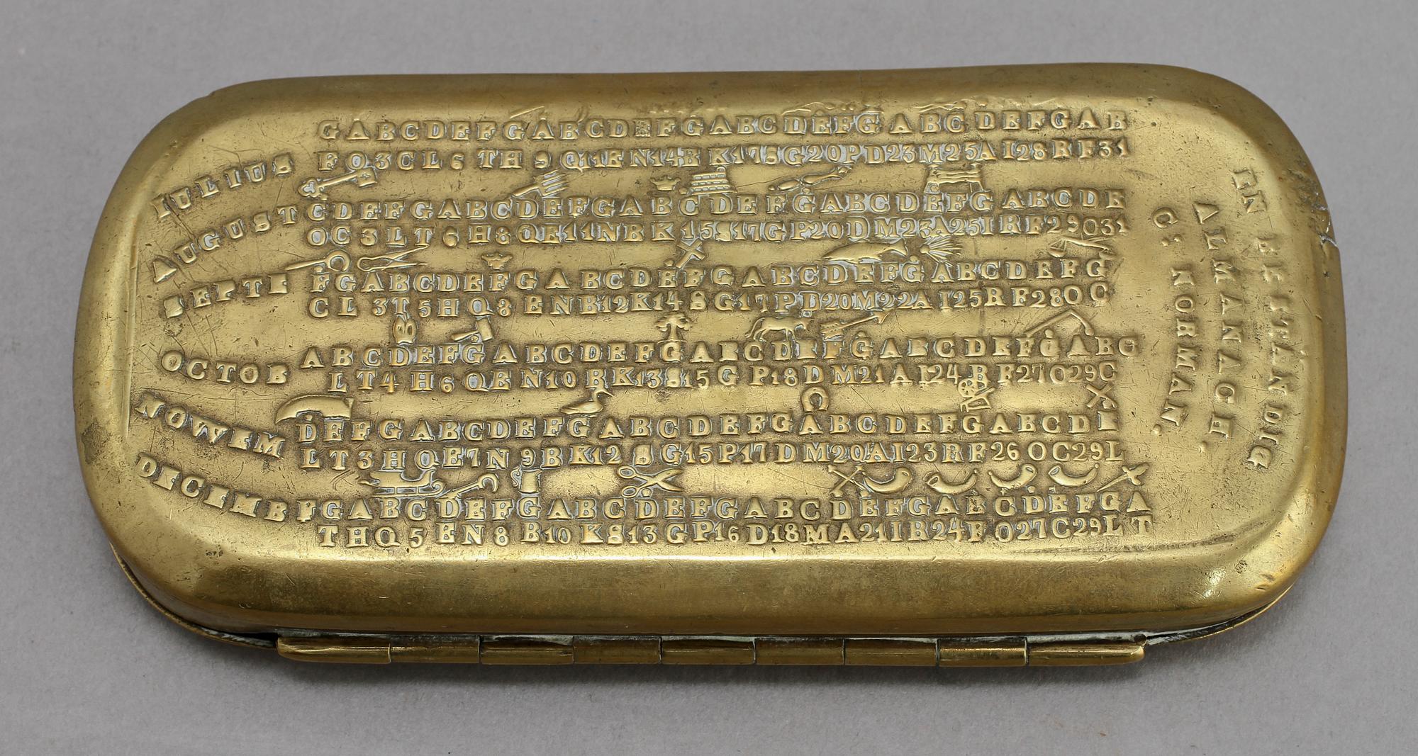 KALENDERDOSA, mässing, 1700-tal.