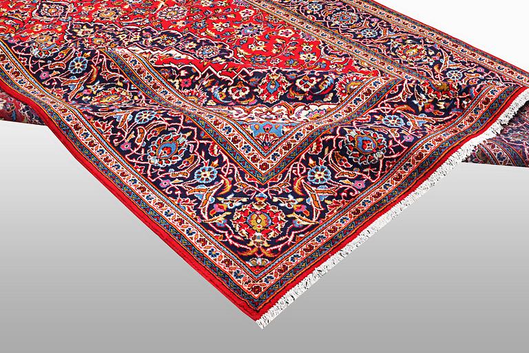 A carpet, Kashan, ca 354 x 251 cm.