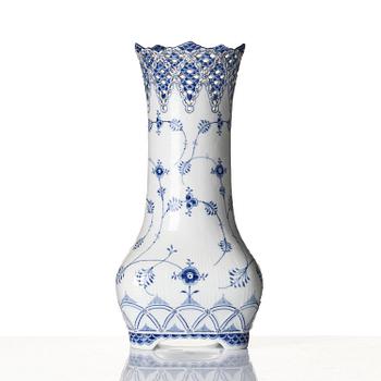 Vas, porslin. Royal Copenhagen, "Musselmalet helblond", Danmark, 1898-1923.