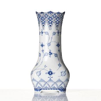 A Royal Copenhagen 'Musselmalet' / 'blue fluted full lace' vase, Denmark, 1898-1923.