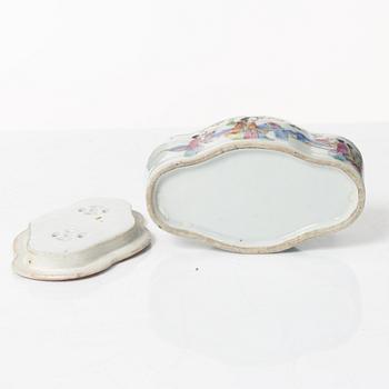 A Chinese famille rose ewer, a a cup with cover, a cup with saucer, a box and a censer, Qing dynasty, 18th and 19th cent.