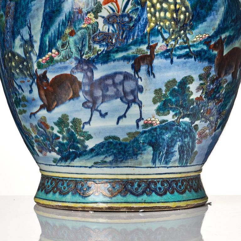 Praktvas, porslin. Qingdynastin, omkring år 1800.