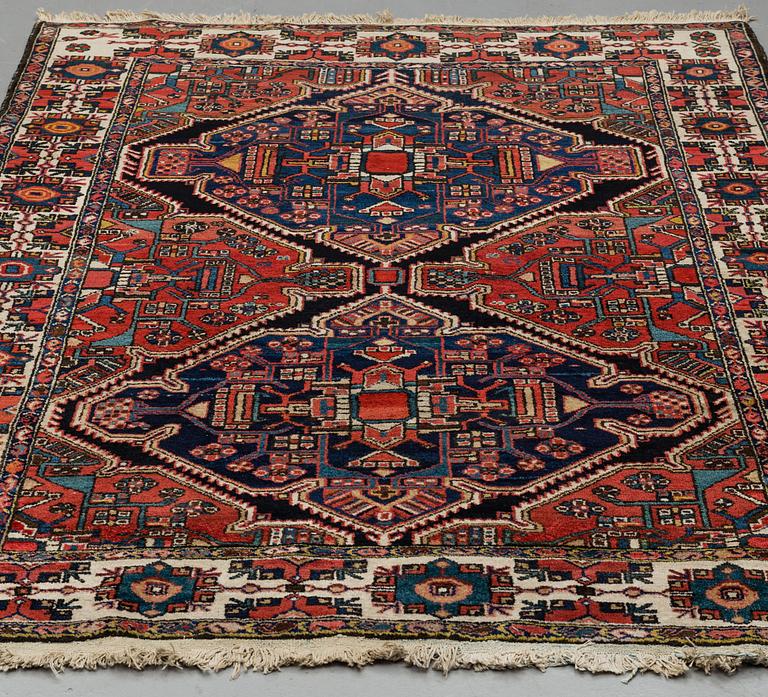 A RUG, semi-antique Bakhtiari, circa 205,5 x 142 cm.