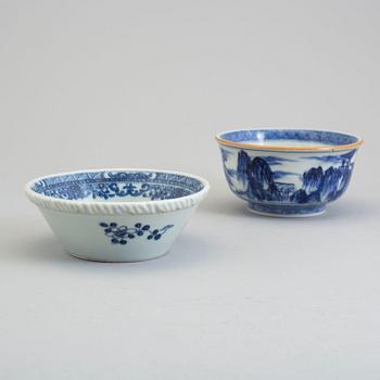 Two blue and white bowls, Qing dynasty, 18th Century.