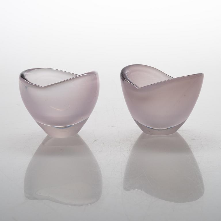 Kaj Franck, vaser, ett par, "Hauen leuat" (Gäddans gap) 3111, signerade K. Franck Iittala.