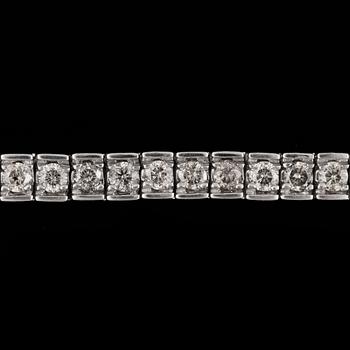173. A brilliant cut diamond bracelet, total carat weight circa 2.60 cts.