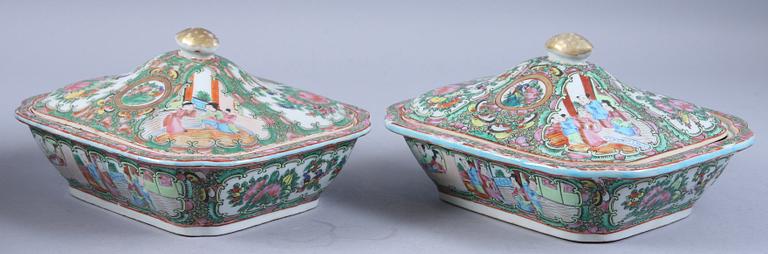 LOCKKAROTTER, ett par, porslin, Kina, Kanton, 1900-tal.