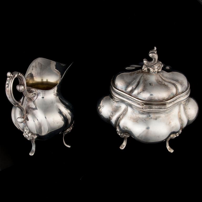 SOCKERSKÅL OCH GRÄDDKANNA, silver, svenska kontrollstämplar, 1900-talets mitt. Vikt ca 230 gram.