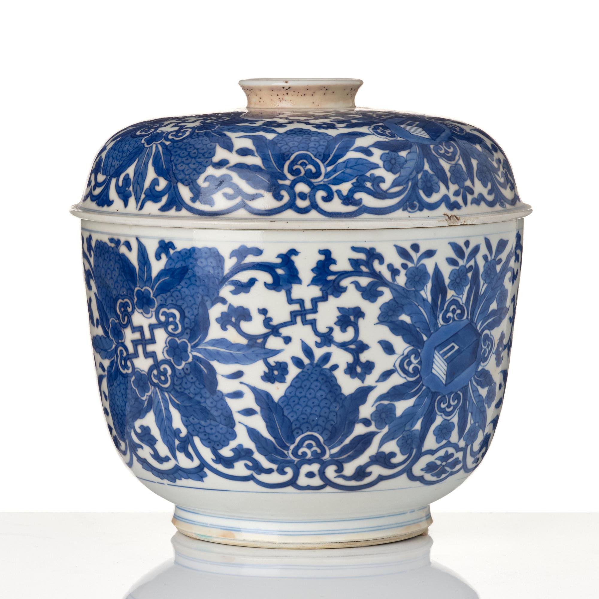 A large blue and white jar with cover, Qing dynasty, Kangxi (1662-1722).