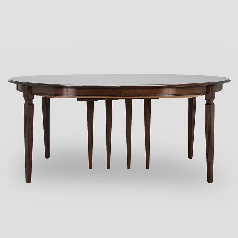 A dining table, Hepplewhite style, later half of the 20th century.