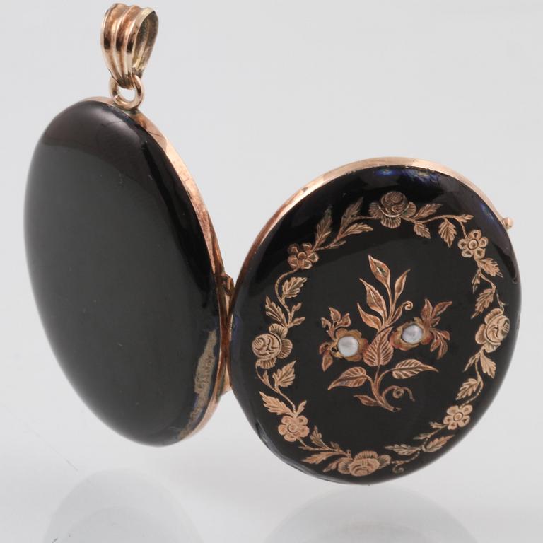 HÄNGE/BERLOCK, låghaltigt guld med svart emalj samt 2 odlade pärlor. Vikt 12,3 gram.