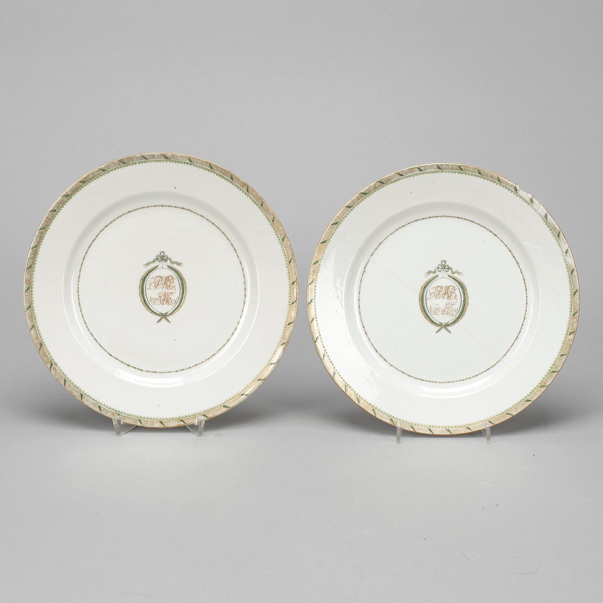 TALLRIKAR, ett par, porslin, Kina, omkring 1800.