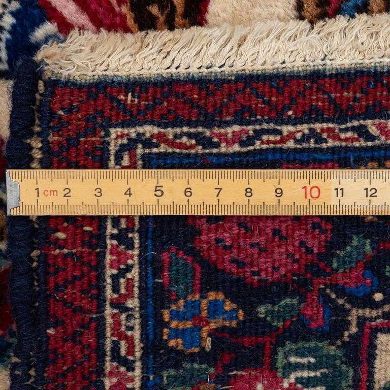 A semi-antique Meshad rug, signed, approx. 133 x 85 cm.