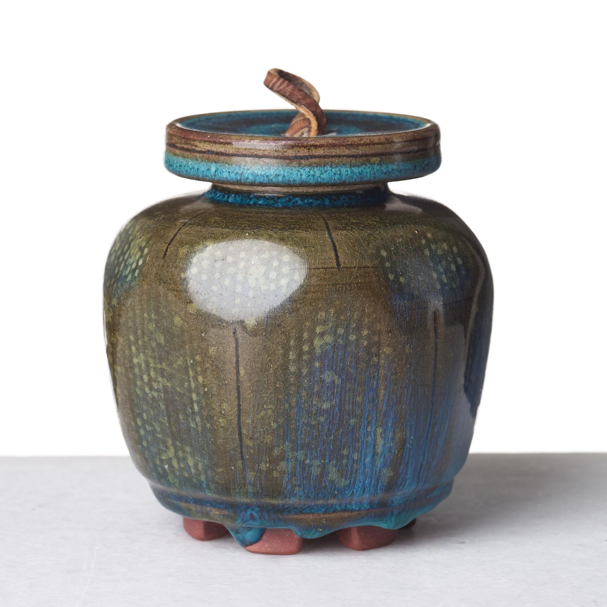 Wilhelm Kåge, urna med lock samt skål på fot, "Farsta", Gustavsbergs studio, bl a 1956.