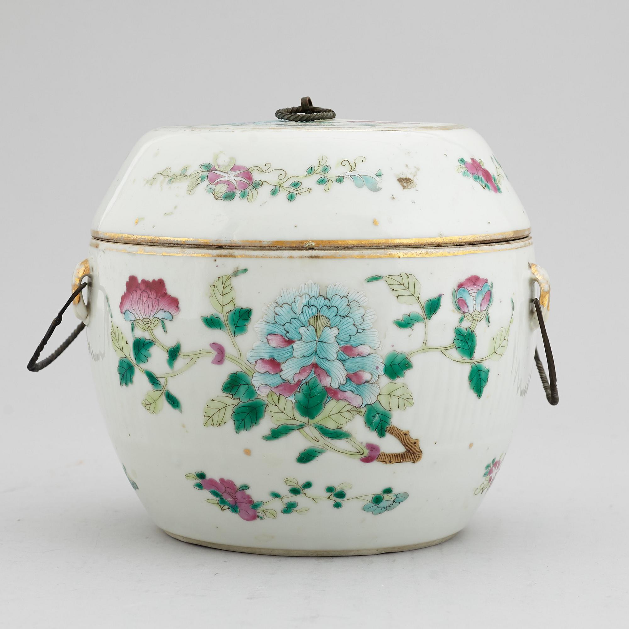 A famille rose jar with cover, late Qing dynasty, circa 1900.