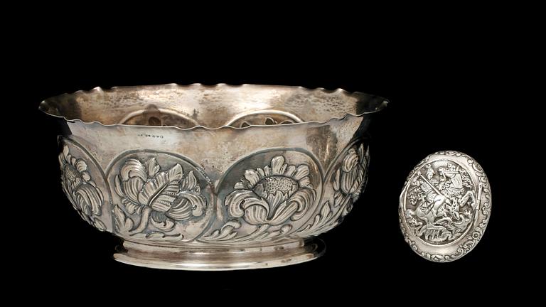 SKÅL samt SNUSDOSA, silver, 1900-tal, tot vikt 484g.